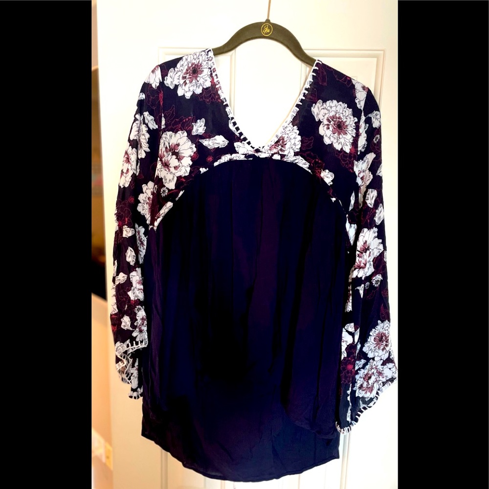 NWOTSALE☀️🦋Boho Navy/ flower light, loose fit top